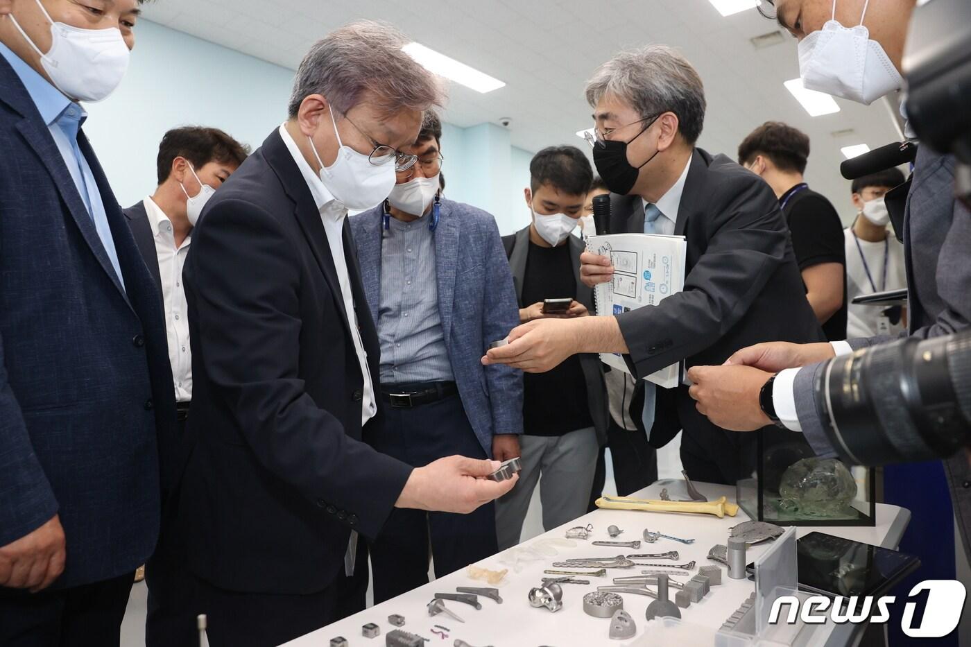 본문 이미지 - 권칠승 중소벤처기업부 장관이 9일 대구 첨단정보통신융합산업기술원에서 열린 대구 스마트웰니스 규제자유특구 간담회 후 실증 현장을 시찰 하고 있다. (중소벤처기업부 제공) 2021.6.9/뉴스1