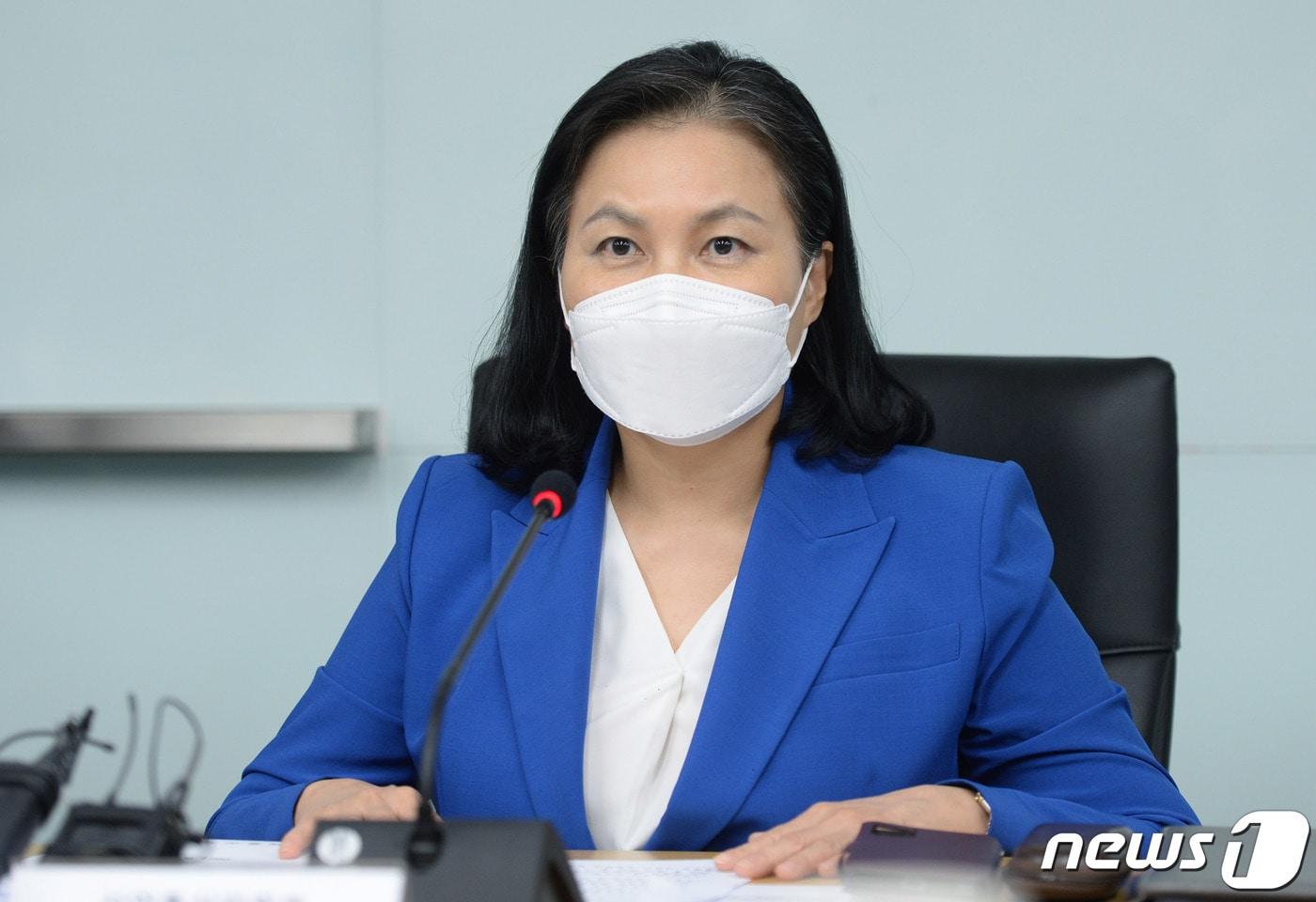 본문 이미지 - 유명희 산업통상자원부 통상교섭본부장이 9일 오후 정부세종청사 산업부 영상회의실에서 '제19차 통상추진위원회'를 주재하고 있다. (산업통상자원부 제공) 2021.6.9/뉴스1