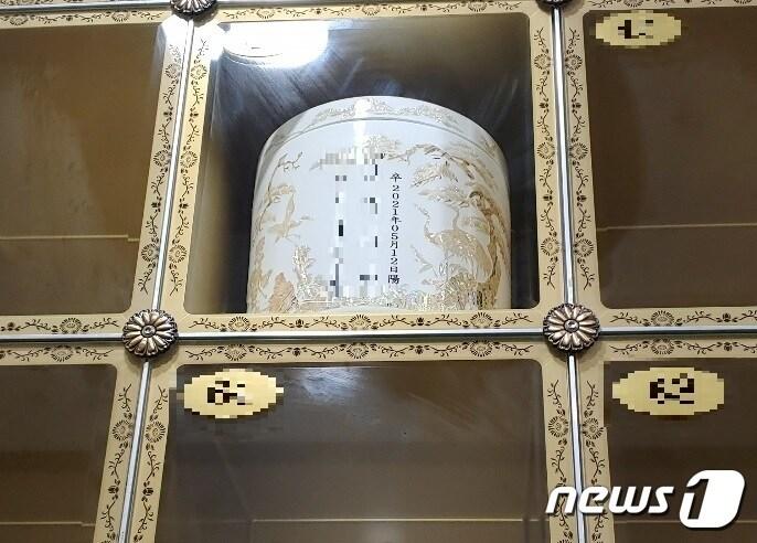 본문 이미지 - 친구 의붓아버지에게 성범죄를 당한 뒤 극단적인 선택을 한 여중생 유해가 안치된 추모 공간.2021.6.10/ⓒ 뉴스1