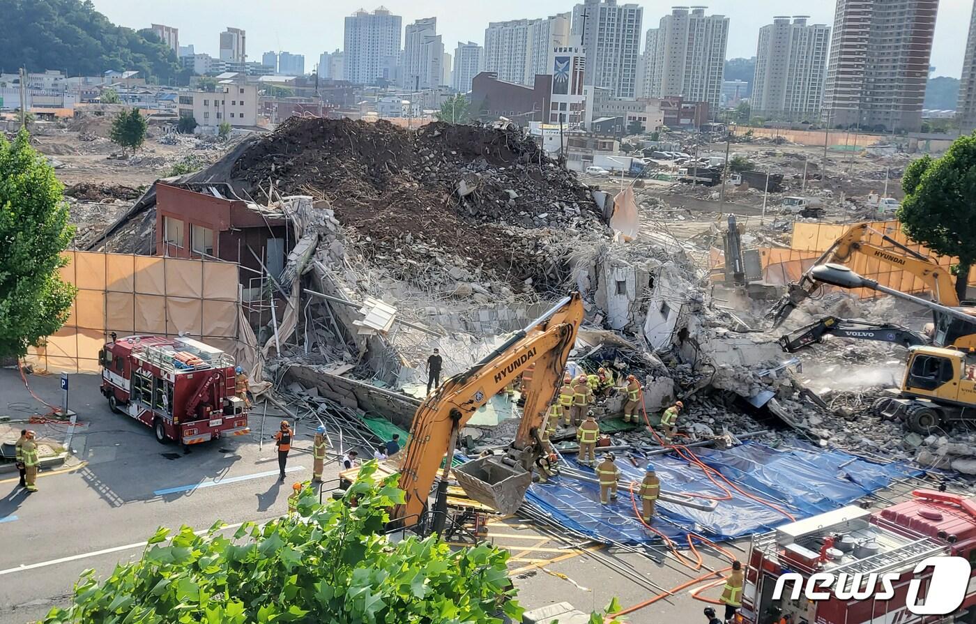 본문 이미지 - 지난 2021년 6월9일 오후 4시22분쯤 광주 동구 학동 재개발지역에서 철거 중이던 건물 1동이 무너져 도로를 달리던 시내버스와 승용차 2대를 덮친 가운데 119 구조대가 사고 현장에서 구조 작업을 벌이고 있다. 2021.6.9/뉴스1 DB