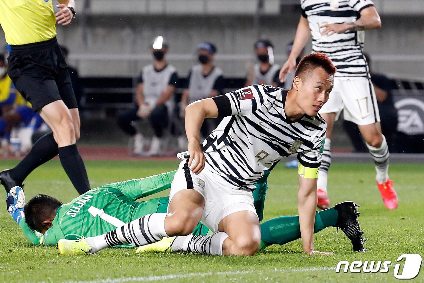 본문 이미지 - 9일 오후 경기 고양시 고양종합운동장에서 열린 2022 국제축구연맹(FIFA) 카타르 월드컵 아시아지역 2차 예선 대한민국과 스리랑카의 경기에서 김신욱이 슛을 한뒤 골문을 바라보고 있다. 2021.6.9/뉴스1 ⓒ News1 이승배 기자