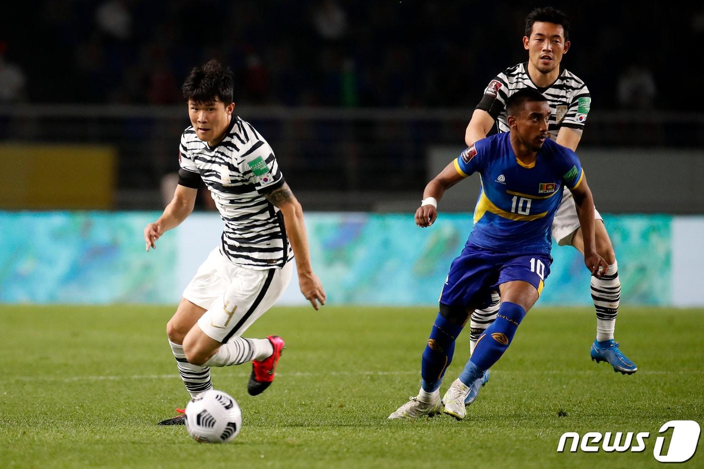 9일 오후 경기 고양시 고양종합운동장에서 열린 2022 국제축구연맹(FIFA) 카타르 월드컵 아시아지역 2차 예선 대한민국과 스리랑카의 경기에서 대한민국 김민재가 공을 빼내고 있다. 2021.6.9/뉴스1 ⓒ News1 이승배 기자