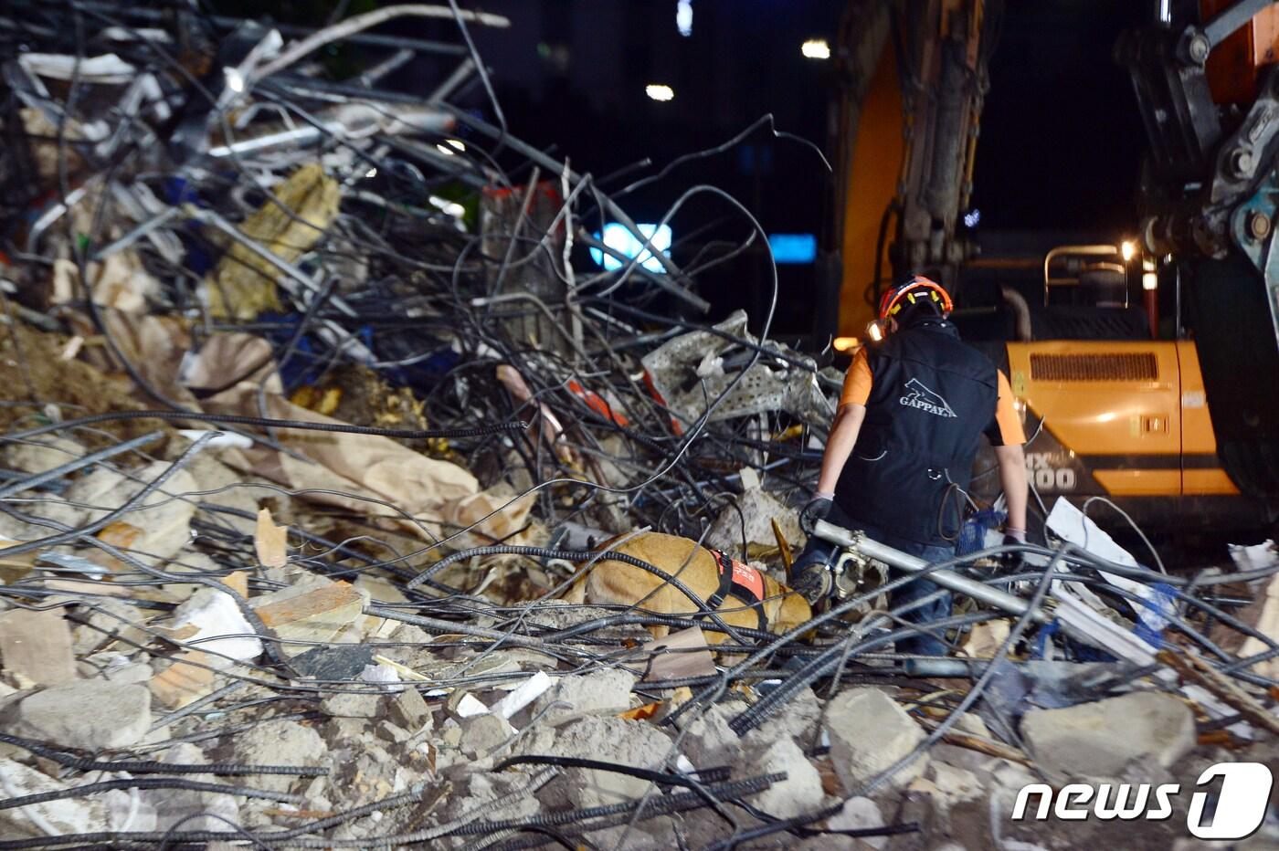 9일 오후 4시22분쯤 광주 동구 학동 재개발지역에서 철거 중이던 5층 건물 1동이 붕괴, 도로를 달리던 시내버스가 매몰되는 사고가 발생했다. ⓒ News1