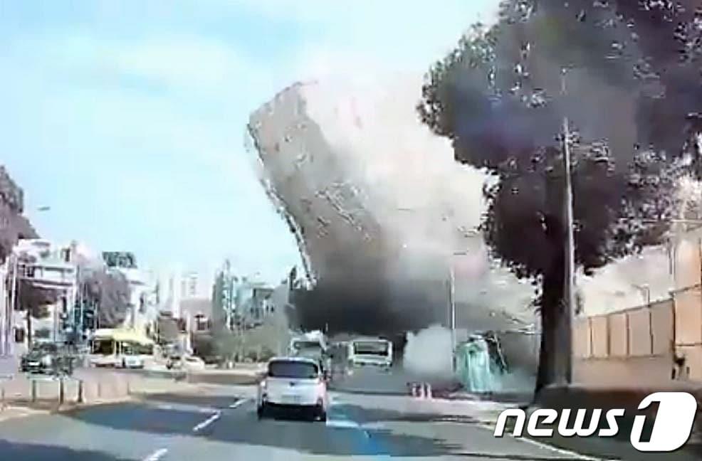 본문 이미지 - 광주 동구 학동 학4구역 재개발 현장에서 철거 공사 중이던 5층 건물이 도로 쪽으로 무너지며 지나가던 시내버스를 덮치고 있다. 이 사고로 시내버스에 탄 탑승객 9명이 숨지고 8명이 중상을 입었다. 2021.6.9/뉴스1 ⓒ News1