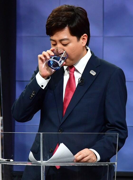 본문 이미지 - 국민의힘 당 대표 선거에 출마한 이준석 후보가 지난 9일 저녁 서울 여의도 KBS스튜디오에서 전당대회 전 마지막 TV토론회를 준비하며 물을 마시고 있다. ⓒ News1 