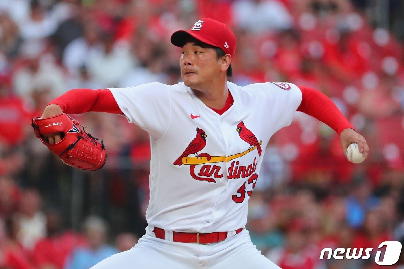 본문 이미지 - 세인트루이스 카디널스 김광현이 1일(한국시간) 애리조나 다이아몬드백스와의 경기에서 투구하고 있다. ⓒ AFP=뉴스1