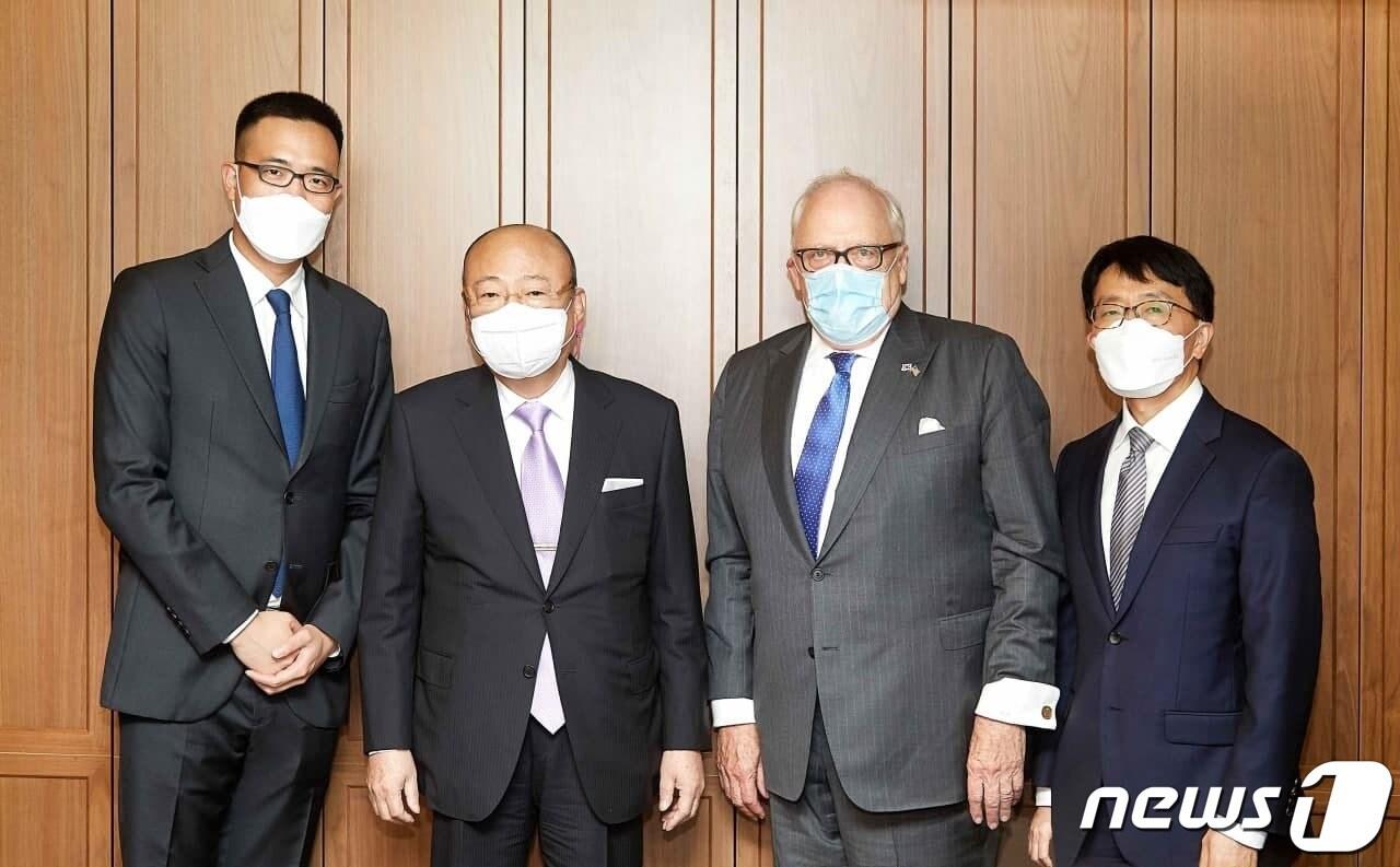 본문 이미지 - 김승연 한화그룹 회장이 지난 6월 30일 저녁 서울 더플라자 호텔에서 에드윈 퓰너(Edwin John Feulner Jr.) 미국 헤리티지재단 아시아연구센터 회장을 만나 한·미 공존과 번영 방안 등에 대한 의견을 나눴다. 이 자리에는 황진우 한화생명 경제분석실장과 김동선 한화호텔앤드리조트 상무가 배석했다.ⓒ 뉴스1