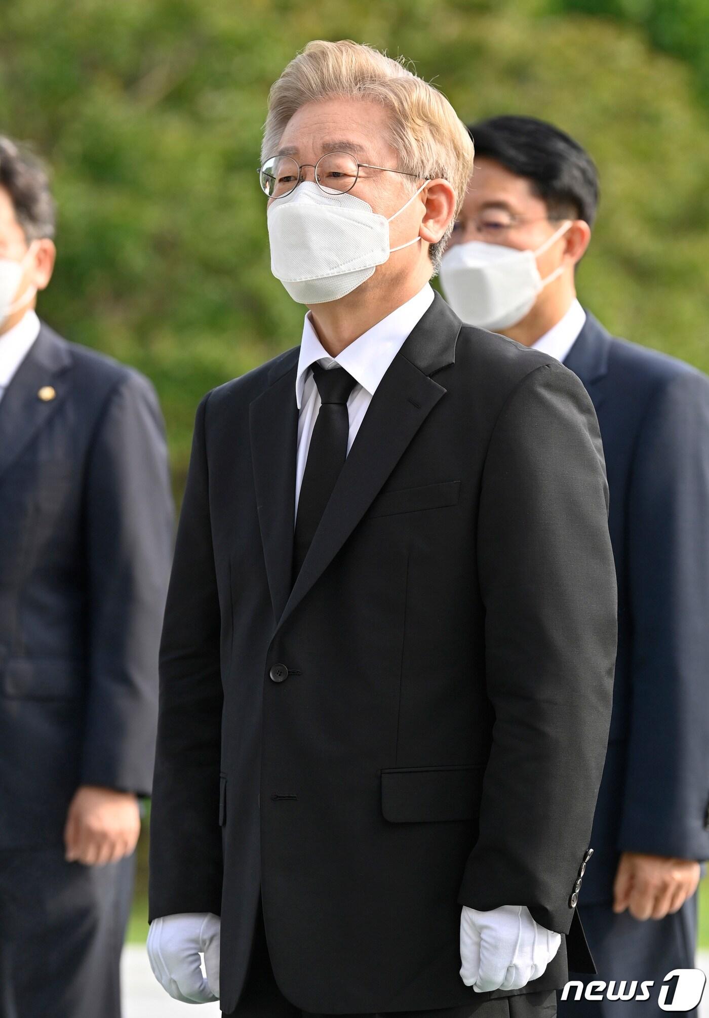 본문 이미지 - 대선 출마를 선언한 이재명 경기도지사가 1일 오전 서울 동작구 국립현충원을 찾아 참배하고 있다. 2021.7.1/뉴스1 ⓒ News1 경기사진공동취재단