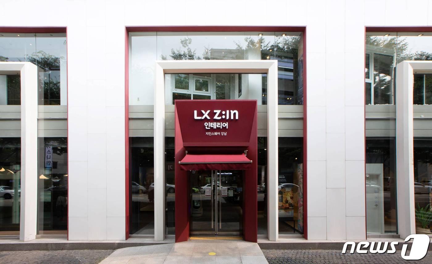 서울 논현동에 위치한 LX하우시스 'LX지인 인테리어 지인스퀘어 강남' 전시장 건물에 변경된 간판이 설치돼 있다. 이달부터 'LG Z:IN(LG지인)'이 'LX Z:IN(LX지인)'으로 새롭게 선보인다. ⓒ 뉴스1
