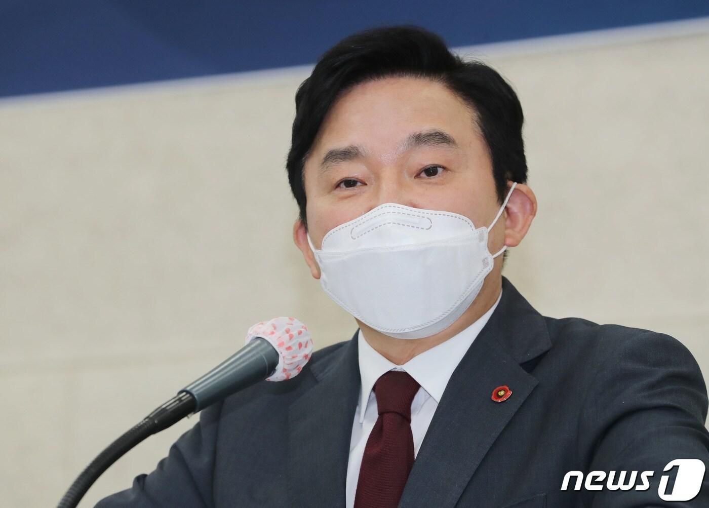 본문 이미지 - 원희룡 제주지사가 1일 오전 제주도청 탐라홀에서 열린 특별자치도 출범 15주년·민선 7기 3주년 기자회견에서 취재진 질문에 답변하고 있다. 2021.7.1/뉴스1 ⓒ News1 오현지 기자