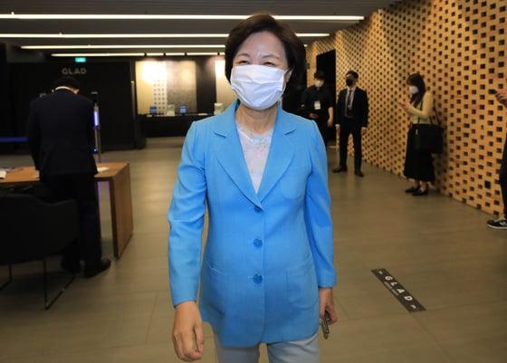 본문 이미지 - 대권 도전에 나선 추미애 전 법무부 장관이 지나 ㄴ1일 오전 서울 여의도 글래드호텔에서 열린 더불어민주당 대선 경선 후보 공명선거 실천 서약식에 참석하고 있다. ⓒ News1 