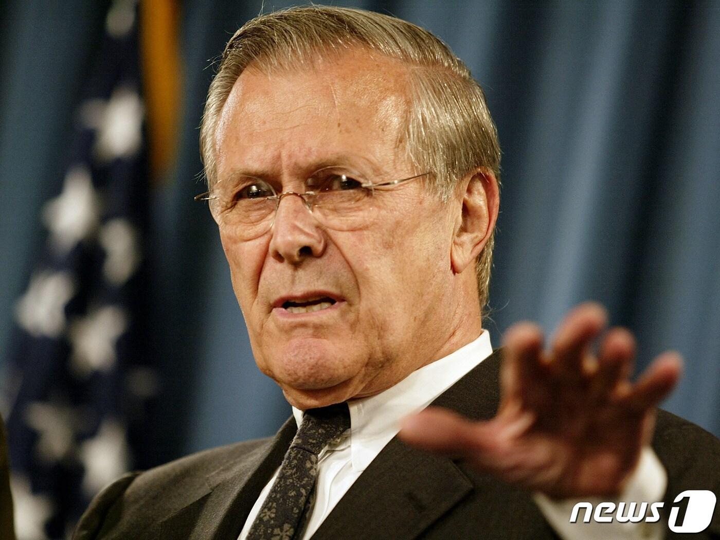 본문 이미지 - 도널드 럼즈펠드 미국 국방장관이 2004년 5월 4일 워싱턴 펜타곤에서 기자회견을 하고 있다. 제럴드 포드, 조지 W. 부시 대통령 시절 국방장관을 지낸 럼즈펠드는 30일(현지시간) 향년 88세로 별세했다. ⓒ AFP=뉴스1 ⓒ News1 우동명 기자