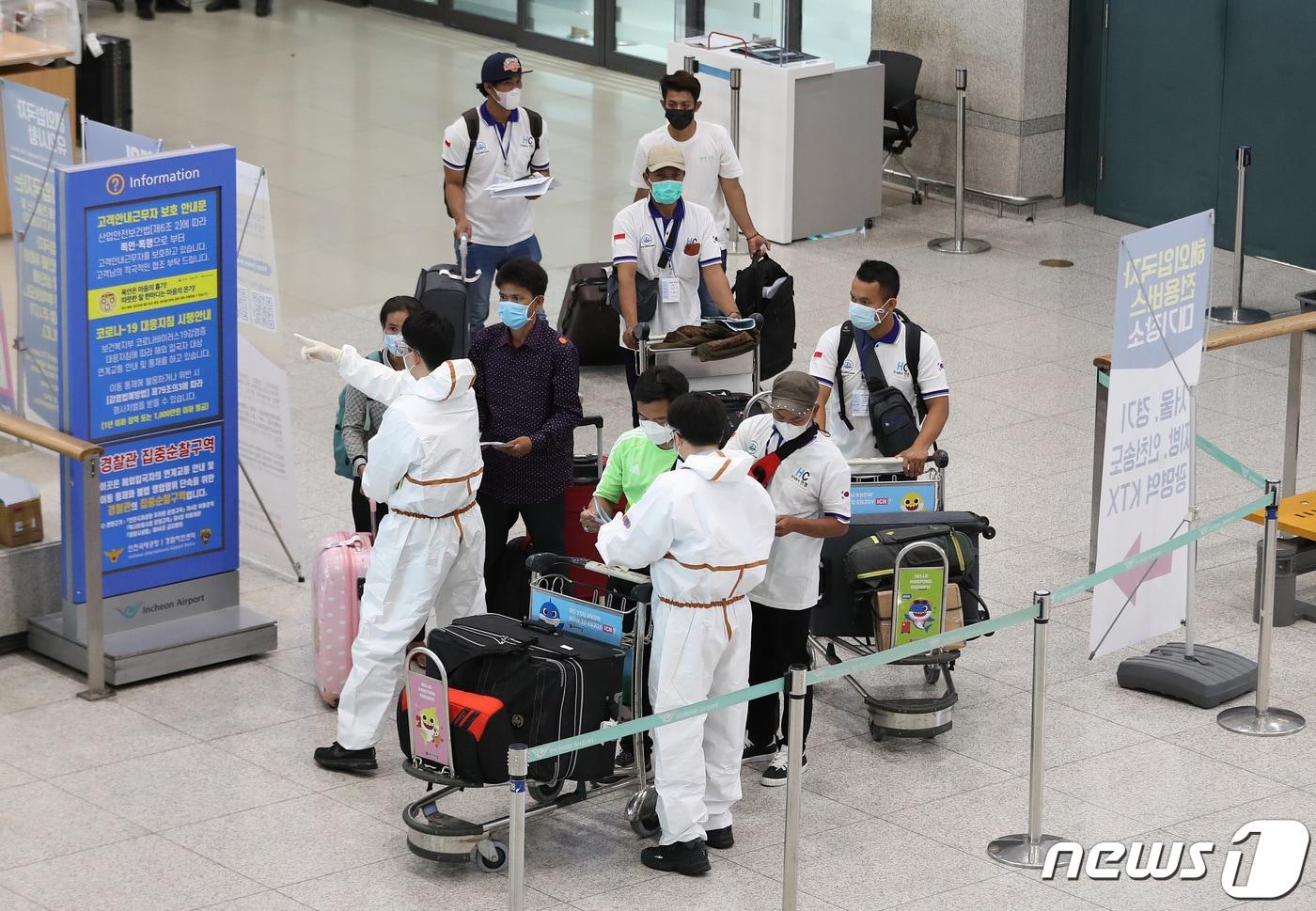 신종코로나바이러스 감염증(코로나19) 백신을 외국에서 맞은 내외국인을 대상으로 한 자가격리 면제서 발급이 시작된 지난 1일 인천공항에서 해외입국자들이 입국하고 있다.2021.7.1/뉴스1 ⓒ News1 이성철 기자