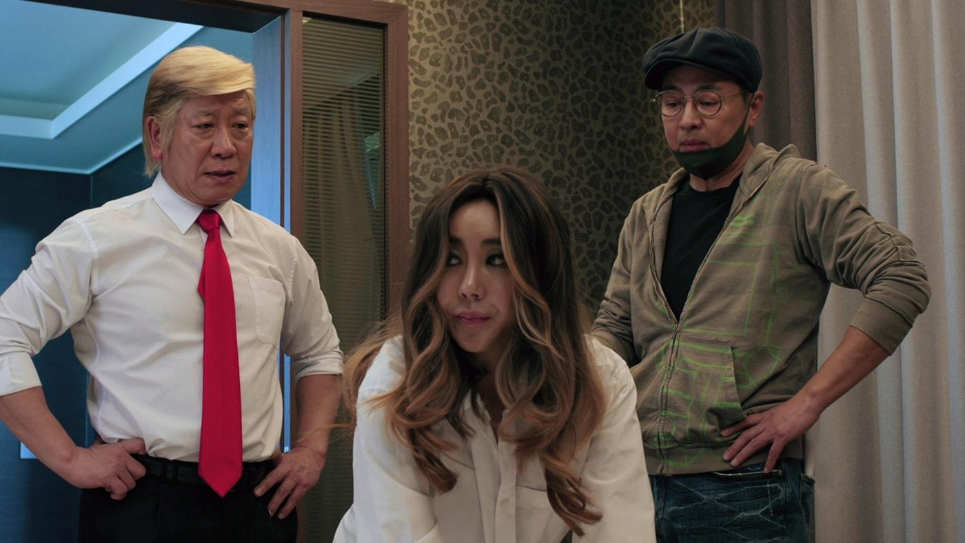 본문 이미지 - 극 중 영화에서 트럼프 미국 전 대통령을 패러디한 캐릭터 트럼펫을 연기한 배우 김명국(왼쪽)ⓒ 뉴스1