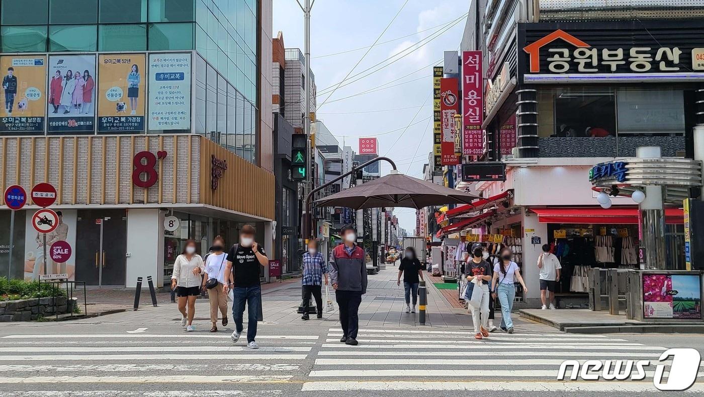 본문 이미지 - 28일 충북지역 11개 자치단체가 정부의 사회적 거리두기 3단계 격상에 대비해 캠핑장을 잠점 폐쇄하고 체육대회를 취소하는 등 제각각 대처하고 있는 것으로 조사됐다. 사진은 지난 1일 충북 청주 성안길 시민 모습.(뉴스1 DB)2021.7.28/ⓒ 뉴스1