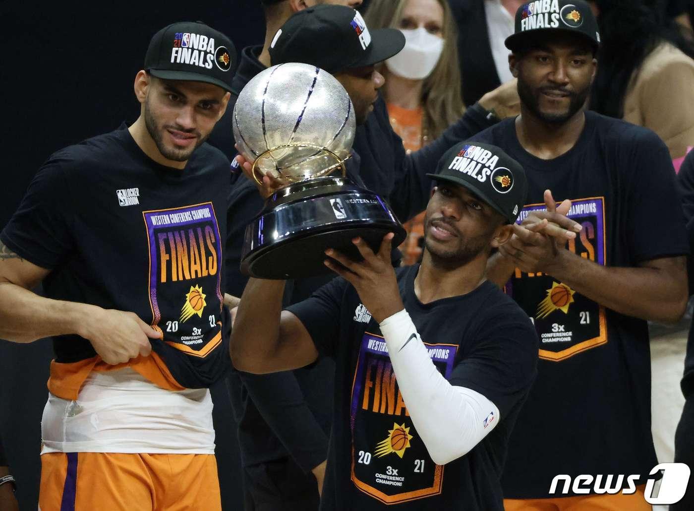 본문 이미지 - 피닉스 선즈가 28년 만에 NBA 파이널 무대에 진출했다. ⓒ AFP=뉴스1 