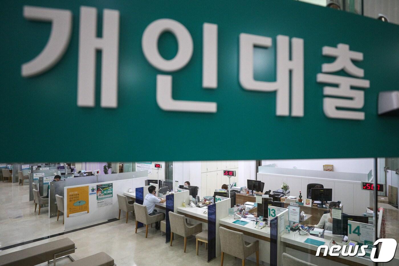 본문 이미지 - 서울 시내 한 은행 창구 모습.ⓒ News1 성동훈 기자