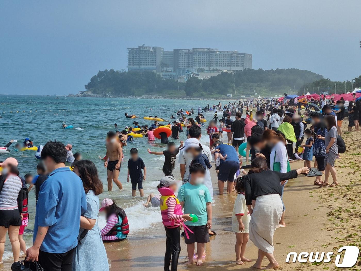 본문 이미지 - 강원 동해안 해수욕장 개장 첫 주말인 10일 오후 속초해수욕장에 물놀이를 하러 나온 피서객들로 가득하다.ⓒ 뉴스1 윤왕근 기자 