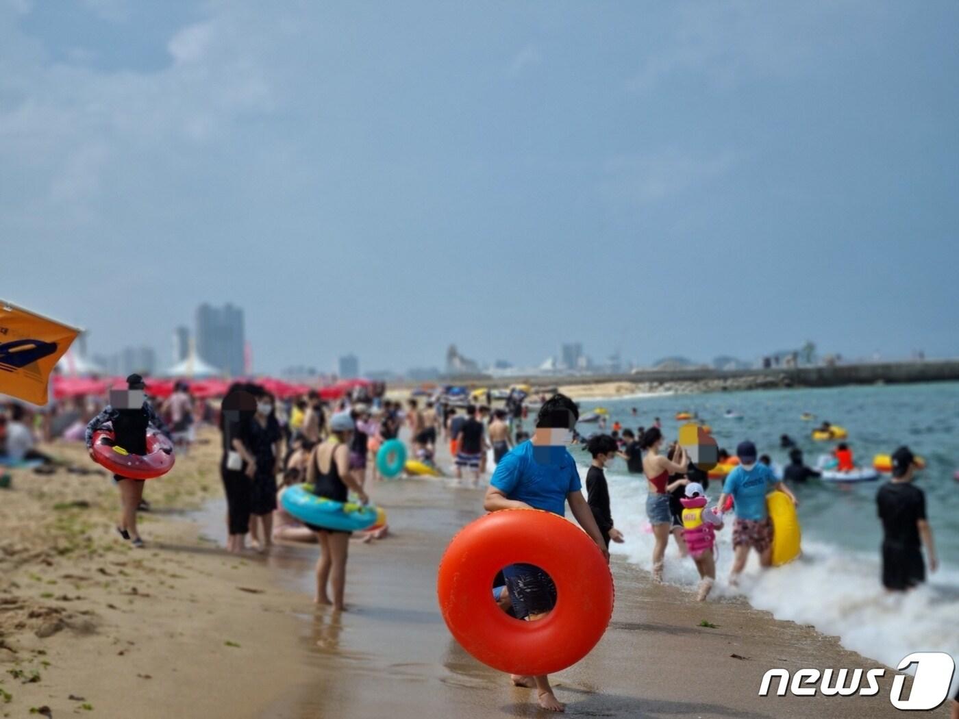 본문 이미지 - 강원 동해안 해수욕장 개장 첫 주말인 10일 오후 속초해수욕장에 물놀이를 하러 나온 피서객들로 가득하다. ⓒ 뉴스1 윤왕근 기자 