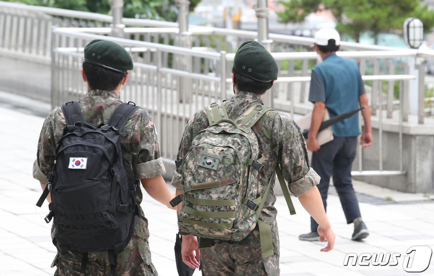 본문 이미지 - 11일 오전 서울역 광장에 마련된 중구 임시 선별검사소 앞에서 군인들이 발걸음을 옮기고 있다.  2021.7.11/뉴스1 ⓒ News1 임세영 기자