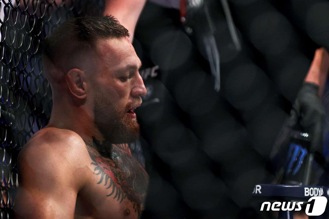 11일(한국시간) 미국 네바다주 라스베이거스 T-모바일 아레나에서 열린 UFC 264 라이트급 경기에서 1라운드에서 발목 부상을 당한 코너 맥그리거. ⓒ AFP=뉴스1