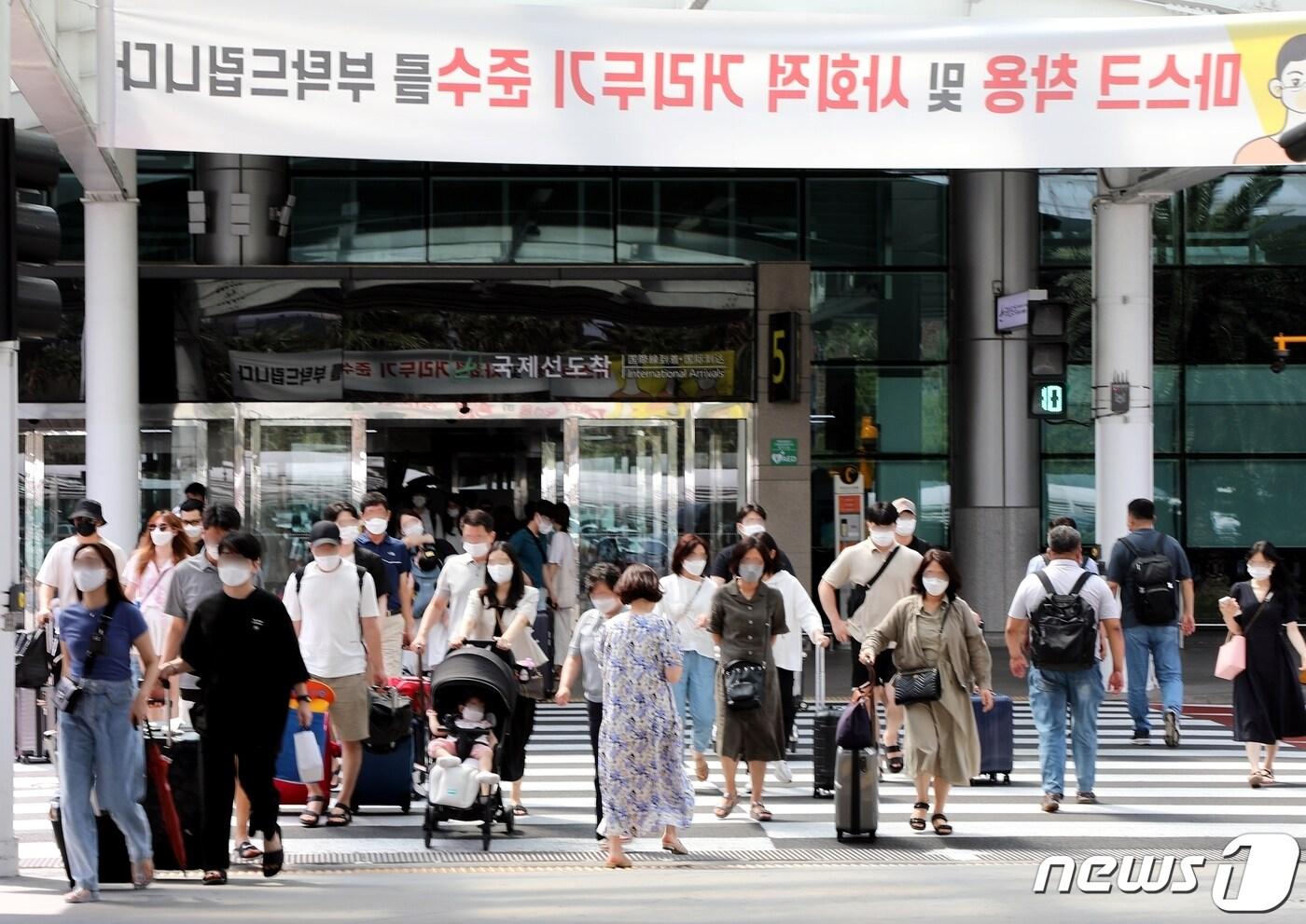 제주국제공항이 관광객으로 붐비고 있다.(뉴스1DB)ⓒ News1 홍수영 기자