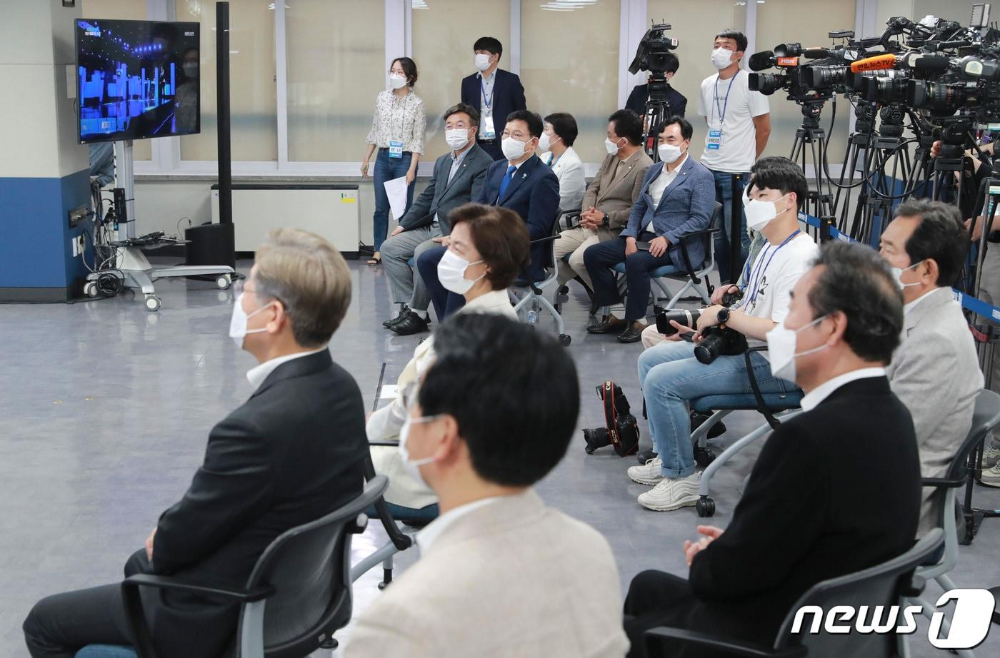 본문 이미지 - 송영길 더불어민주당 대표와 원내대표를 비롯한 후보들이 11일 오후 서울 여의도 더불어민주당 중앙당사에서 열린 제20대 대통령선거 예비후보자 선출을 위한 예비경선 결과발표에서 영상을 시청하고 있다. 2021.7.11/뉴스1 ⓒ News1 이동해 기자