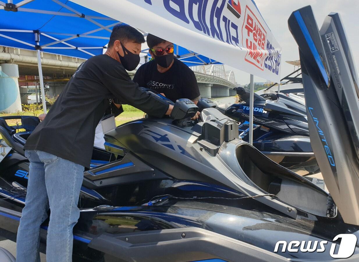 본문 이미지 - 경북 포항 제트 모터스와 포항수상오토바이협회(회장 박장훈)는 11일 남구 형산강에서 회원들의 안전한 수상레저활동을 위해 무상 점검을 실시했다. 박장훈 대표는 "이번 점검은 불법개조로 발생할 수 있는 사고를 사전에 예방하고 안전운항을 위해 실시했다＂고 밝혔다. 2021.7.11/뉴스1 ⓒ News1 최창호 기자