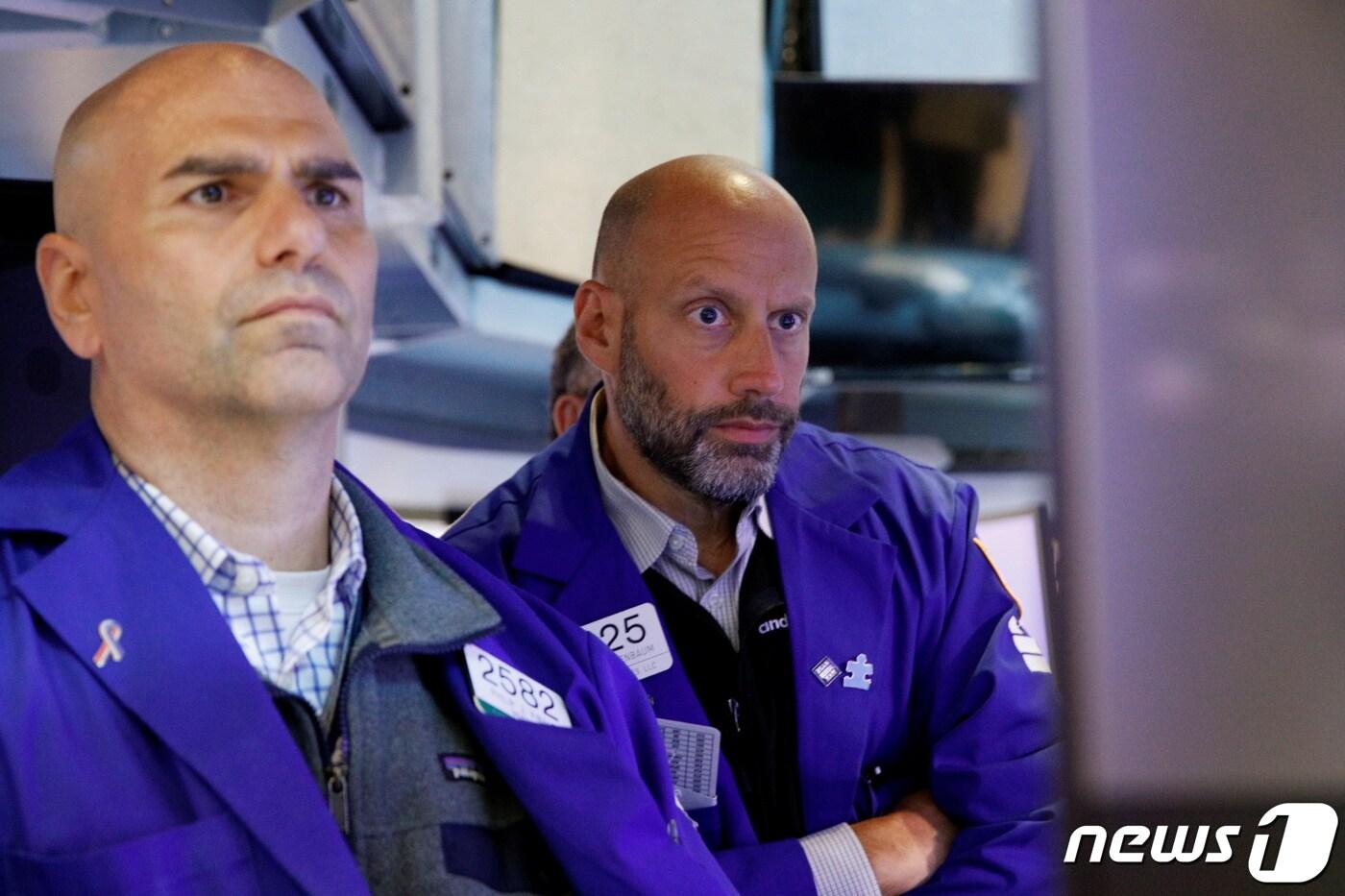 본문 이미지 - 뉴욕증권거래소에서 주식중개인들이 모니터를 바라보고 있다. ⓒ 로이터=뉴스1