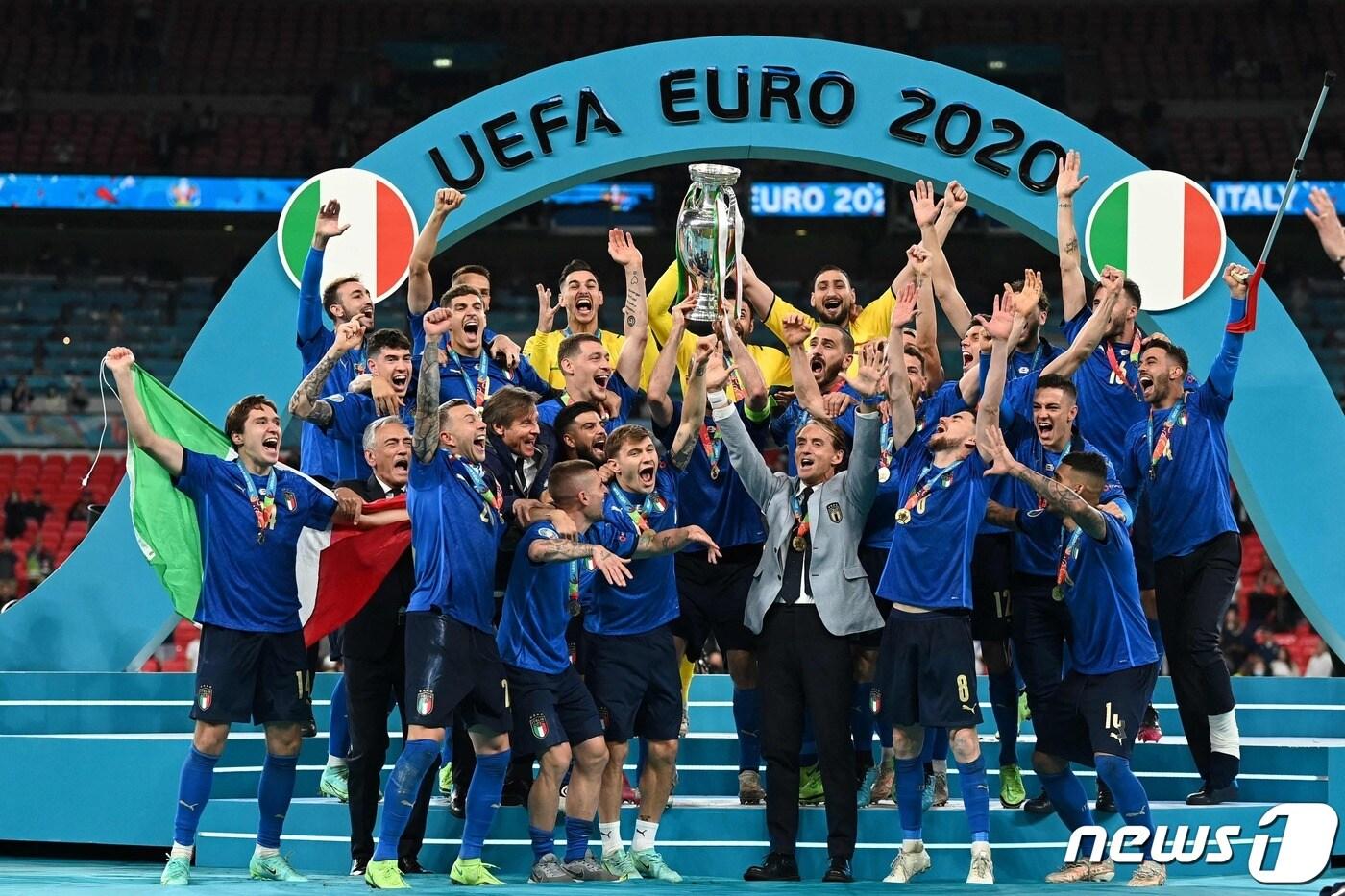 이탈리아의 지오르지오 키엘리니가 12일 오전(한국시간) 영국 런던 웸블리 스타디움에서 열린 유럽축구연맹(UEFA) 유로 2020 결승전 영국과의 경기에서 우승을 차지한 뒤 트로피를 들어올리고 있다. ⓒ AFP=뉴스1