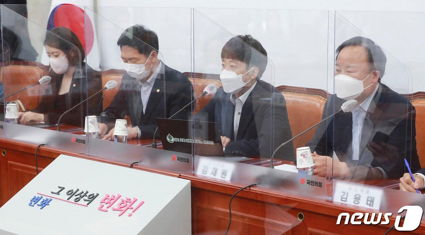이준석 국민의힘 대표가 12일 오전 서울 여의도 국회에서 열린 최고위원회의에서 모두발언을 하고 있다. 2021.7.12/뉴스1 ⓒ News1 이동해 기자