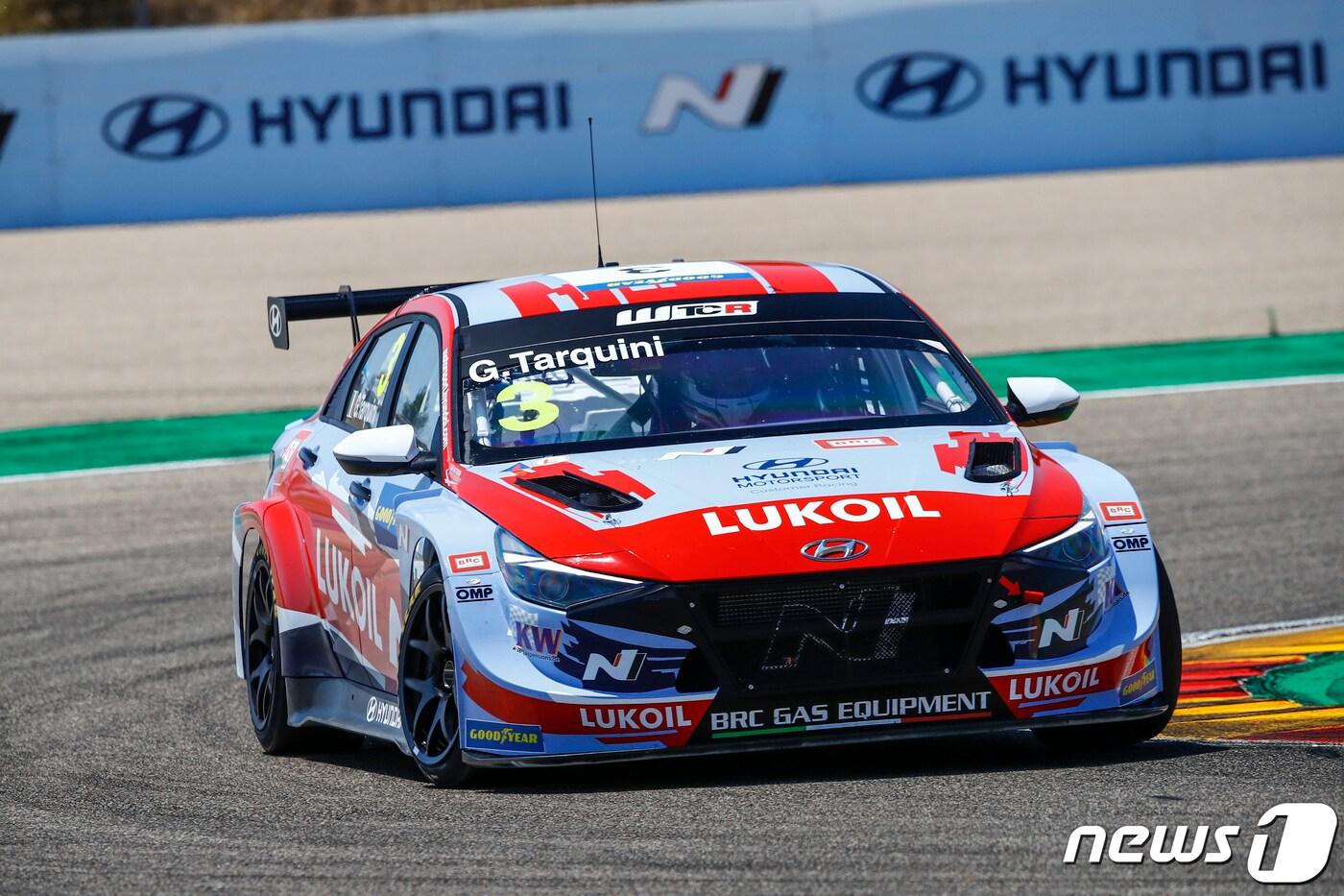 7월 10~11일 열린 ‘2021 WTCR’ 3라운드 스페인전에서 현대차 ‘엘란트라 N TCR(국내명 아반떼 N TCR)’이 질주하고 있는 모습(사진제공=현대자동차) ⓒ 뉴스1