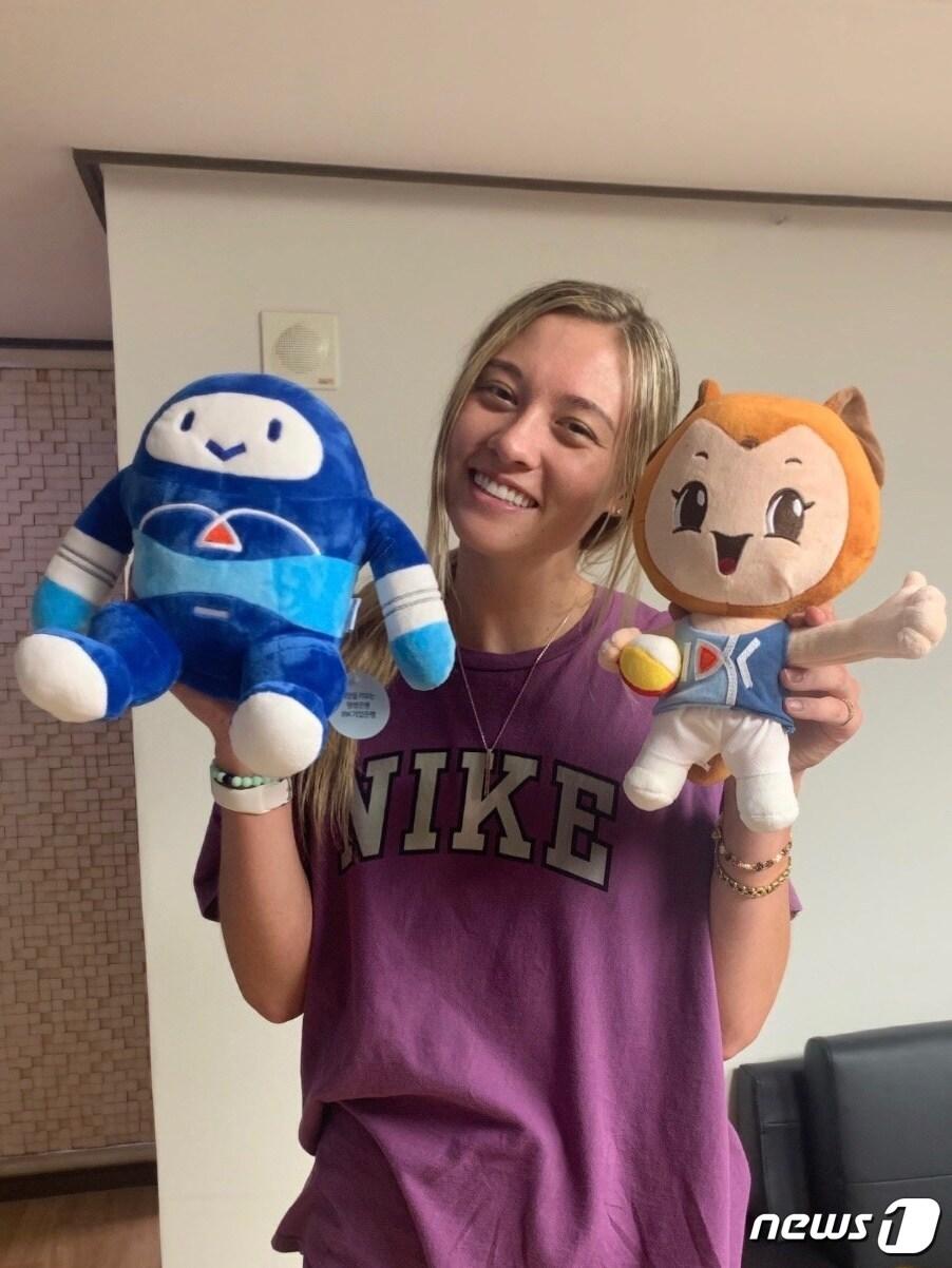 본문 이미지 - 12일 입국한 레베카 라셈. (IBK기업은행 제공) ⓒ 뉴스1