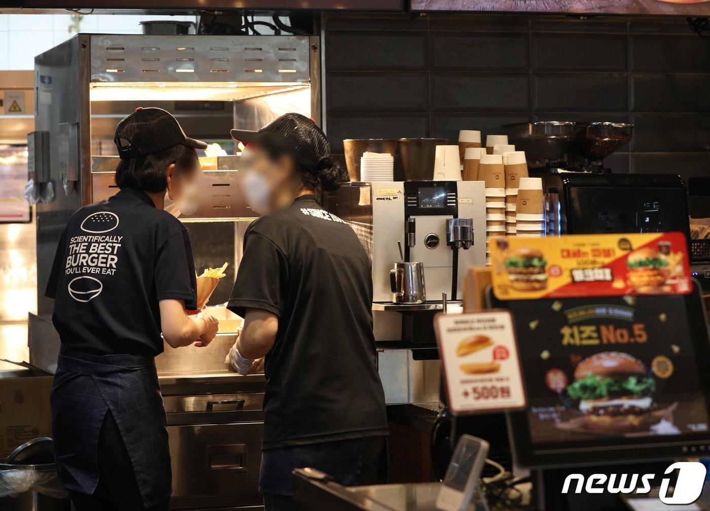 본문 이미지 - 서울의 한 가게에서 아르바이트생이 업무를 보고 있다.  ⓒ 뉴스1 신웅수 기자