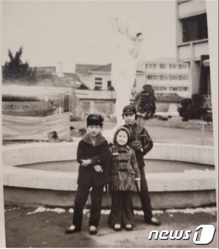 본문 이미지 - 최태원 SK그룹 회장 인스타그램에 올린 게시물. 사진 왼쪽부터 최재원 SK그룹 수석부회장, 최기원 SK행복나눔재단 이사장, 최태원 SK그룹 회장. (최태원 회장 인스타그램 캡처)ⓒ 뉴스1