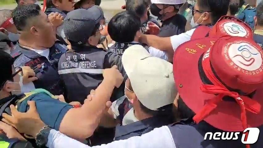 본문 이미지 - 12일 충북 충주라이트월드 투자자들은 조길형 시장이 면담에 응하지 않으면 오는 15일 집단투신을 하겠다고 밝혔다. 사진은 라이트월드 투자자와 시청 직원 간 몸싸움 모습.(독자 제공)2021.7.12/ⓒ 뉴스1