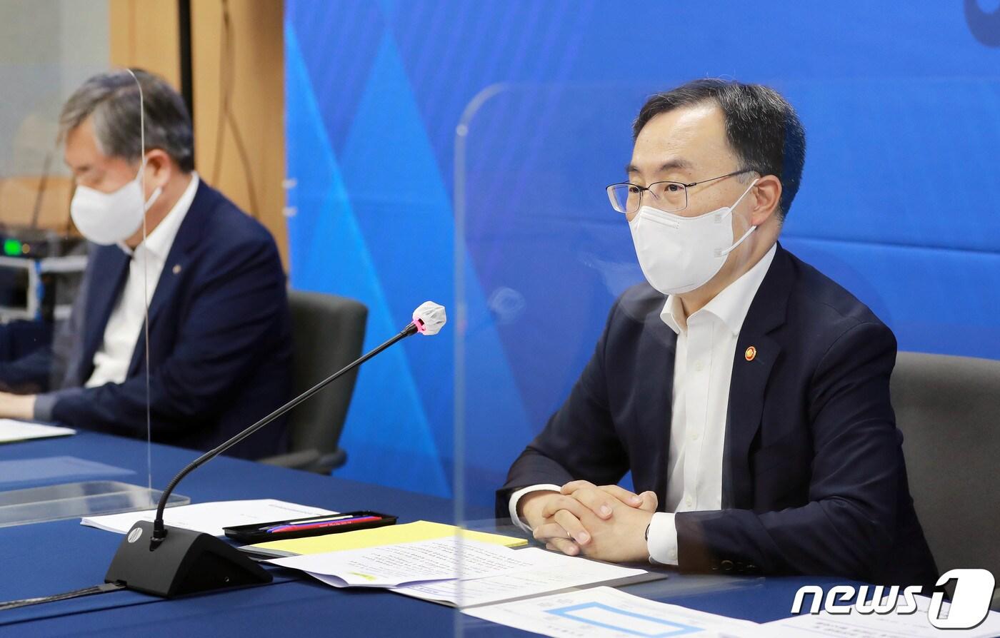 본문 이미지 - 문승욱 산업통상자원부 장관이 12일 오후 경기도 부천시 생산기술연구원 금형기술센터 대회의실에서 열린 뿌리산업 업계 간담회를 주재하고 있다. (산업통상자원부 제공) 2021.7.12/뉴스1