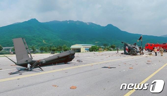 본문 이미지 - 작년 7월12일 경기도 포천 소재 육군항공대대 활주로에서 불시착 사고로 두동강 난 응급 의무후송헬기 KUH-1M '메디온'. (트위터 캡처)2021.7.12/뉴스1