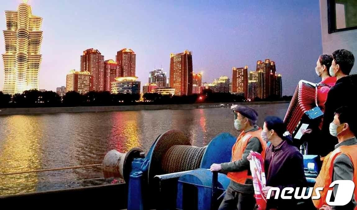 본문 이미지 - (평양 노동신문=뉴스1) = 북한 노동당 기관지 노동신문은 13일 "혁명적인 음악은 사람들을 투쟁에로 불러일으키는 위력한 무기"라며 "지금 이 순간도 수도의 1만 세대 살림집 건설장에서는 투쟁의 진군가와 함께 인민의 이상거리, 행복의 보금자리가 줄기차게 솟아오르고 있다"라고 선전했다. [국내에서만 사용가능. 재배포 금지. DB 금지. For Use Only in the Republic of Korea. Redistribution Prohibited] rodongphoto@news1.kr