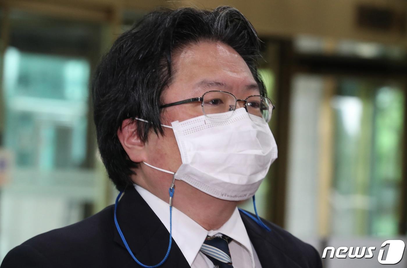 본문 이미지 - 소마 히로히사 주한 일본대사관 총괄 공사가 13일 오전 독도 영유권을 주장한 일본 정부의 방위백서 관련해 서울 종로구 세종대로 정부서울청사 별관 외교부로 초치되고 있다. 2021.7.13/뉴스1 ⓒ News1 박정호 기자