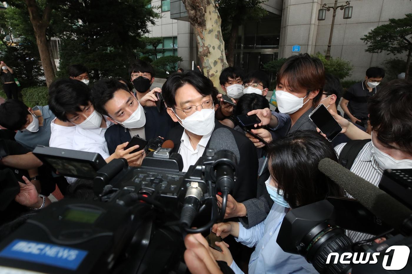 청탁금지법 위반 혐의를 받는 이동훈 전 조선일보 논설위원이 지난 13일 오후 소환 조사를 마치고 서울 마포구 서울경찰청 강력범죄수사대 청사를 나서던 중 취재진에 둘러쌓여 있다. ⓒ News1 조태형 기자