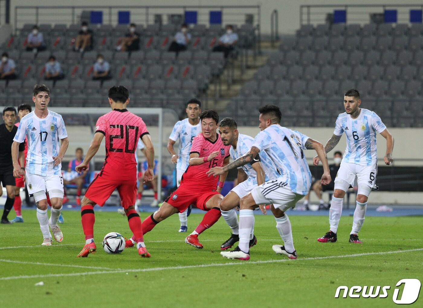 본문 이미지 - 13일 오후 경기 용인시 용인미르스타디움에서 열린 올림픽 축구대표팀 평가전 대한민국과 아르헨티나의 경기에서 황의조가 엄원상과의 패스를 통해 상대 수비를 무너뜨리려 하고 있다. 2021.7.13/뉴스1 ⓒ News1 신웅수 기자