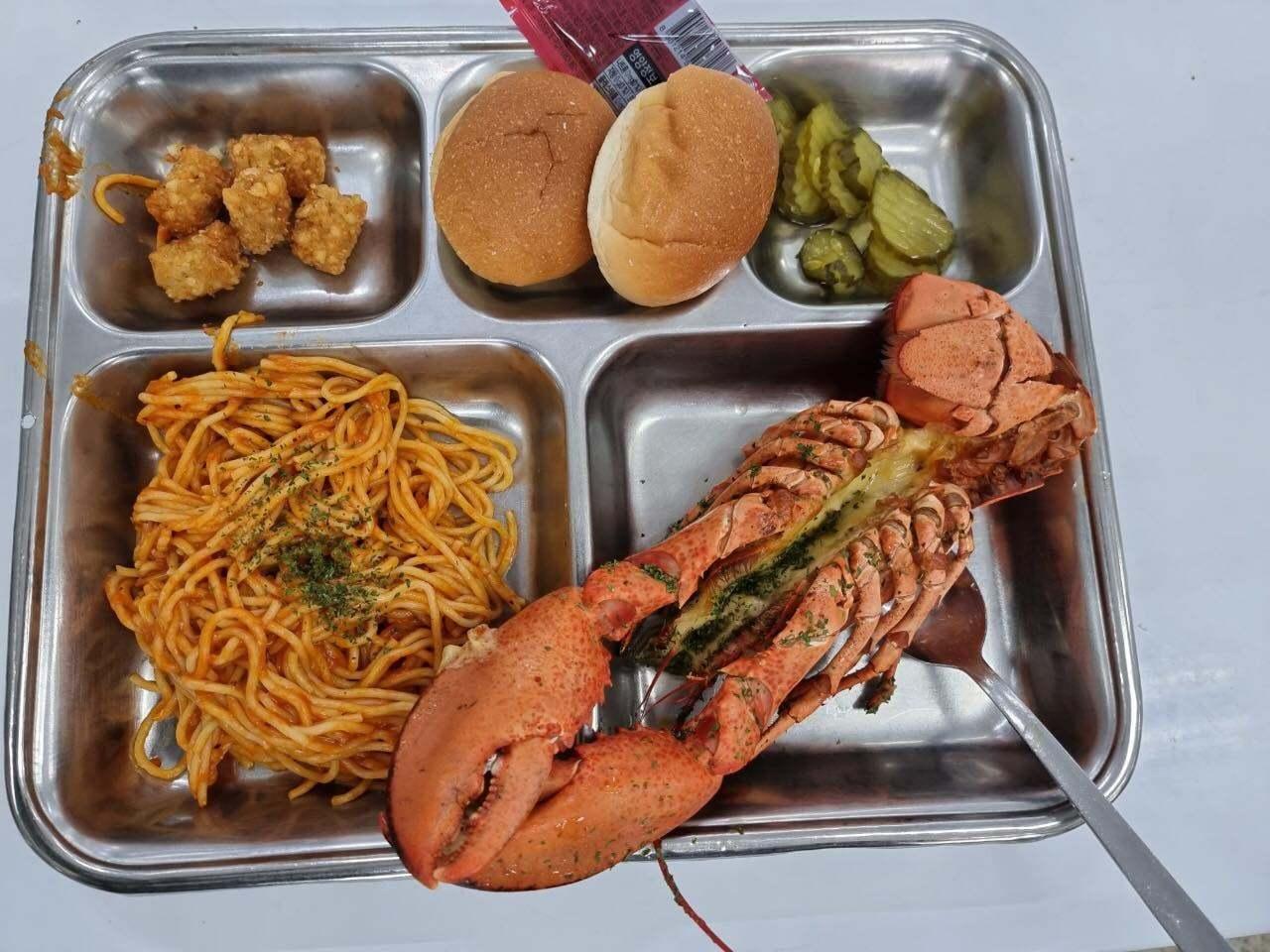 본문 이미지 - 지난 7일 육군 훈련소 23연대 중식으로 제공된 식단. (페이스북 갈무리) ⓒ 뉴스1