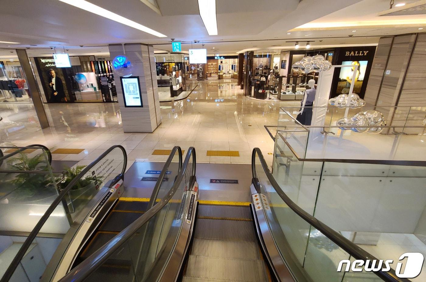 서울의 한 백화점이 한산한 모습을 보이고 있다(사진은 기사 내용과 관련이 없음). 2021.7.13/뉴스1 ⓒ News1 이성철 기자
