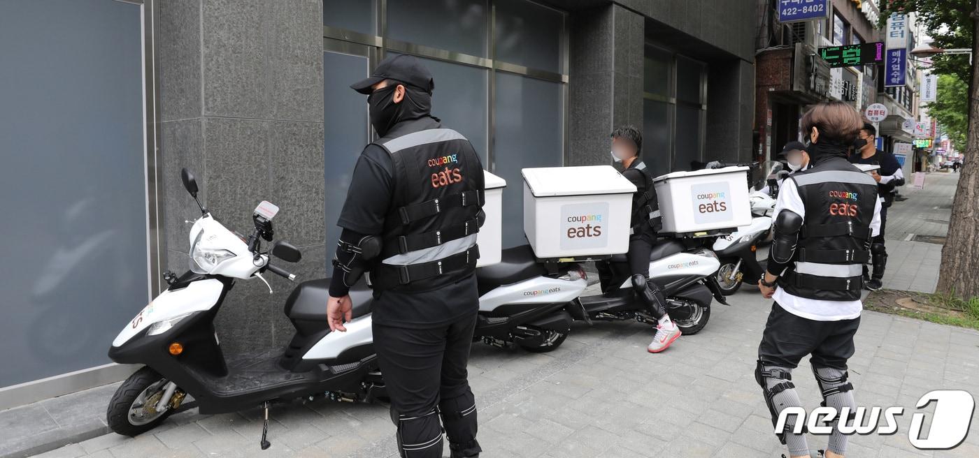 쿠팡이츠 라이더들이 배달준비를 하고 있다. 2021.7.14/뉴스1 ⓒ News1 박지혜 기자