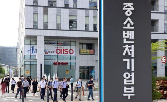 본문 이미지 -  세종시 어진동에 있는 중소벤처기업부 청사.  (중기부 제공)