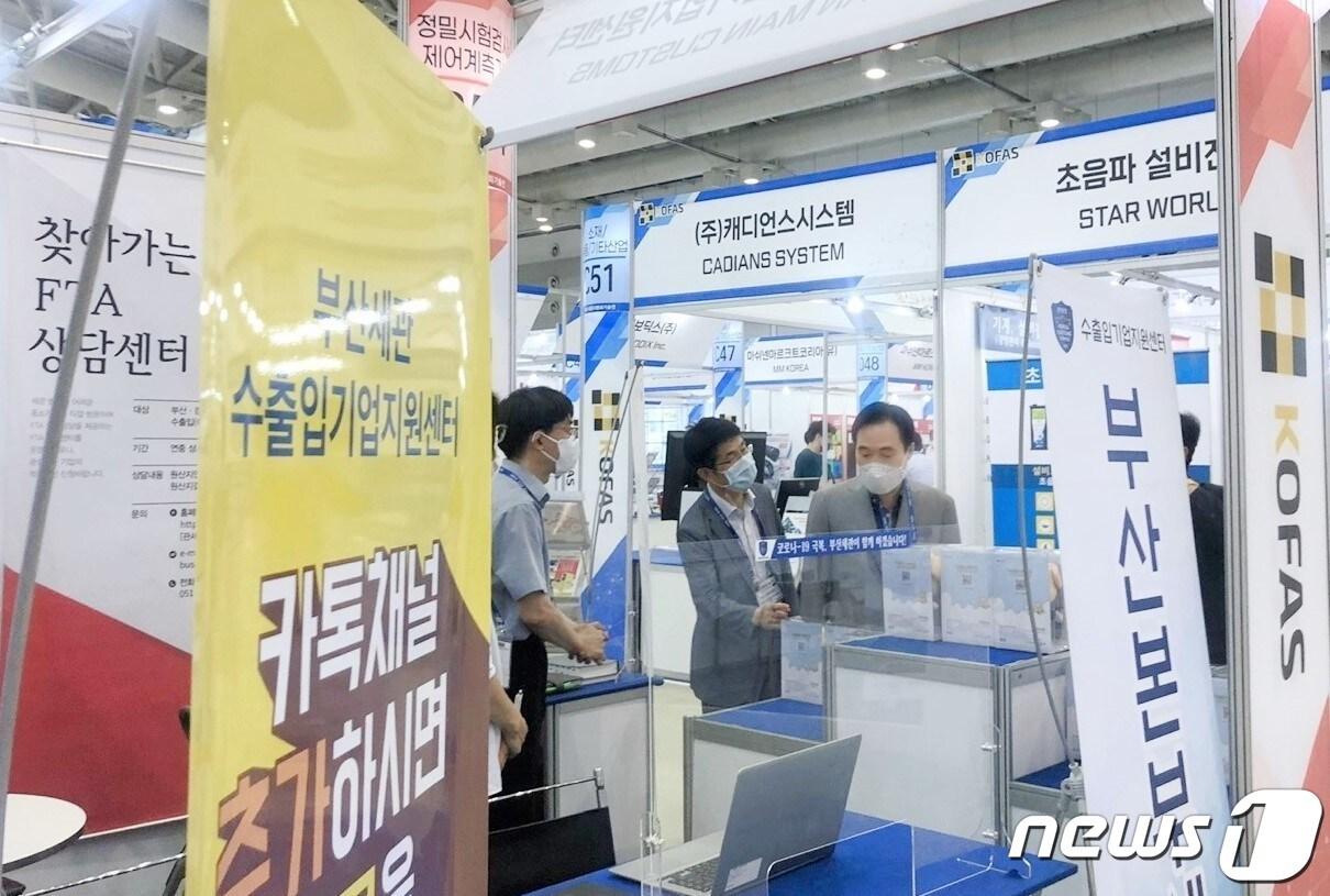 본문 이미지 - 김재일 부산본부세관장(왼쪽 세번째)은 2021년 제조자동화기술전 박람회에 참가 중인 수출입기업지원센터를 찾아 기업 현장의 목소리를 담은 적극적인 관세행정 지원책 마련을 당부했다.(부산본부세관제공) ⓒ 뉴스1