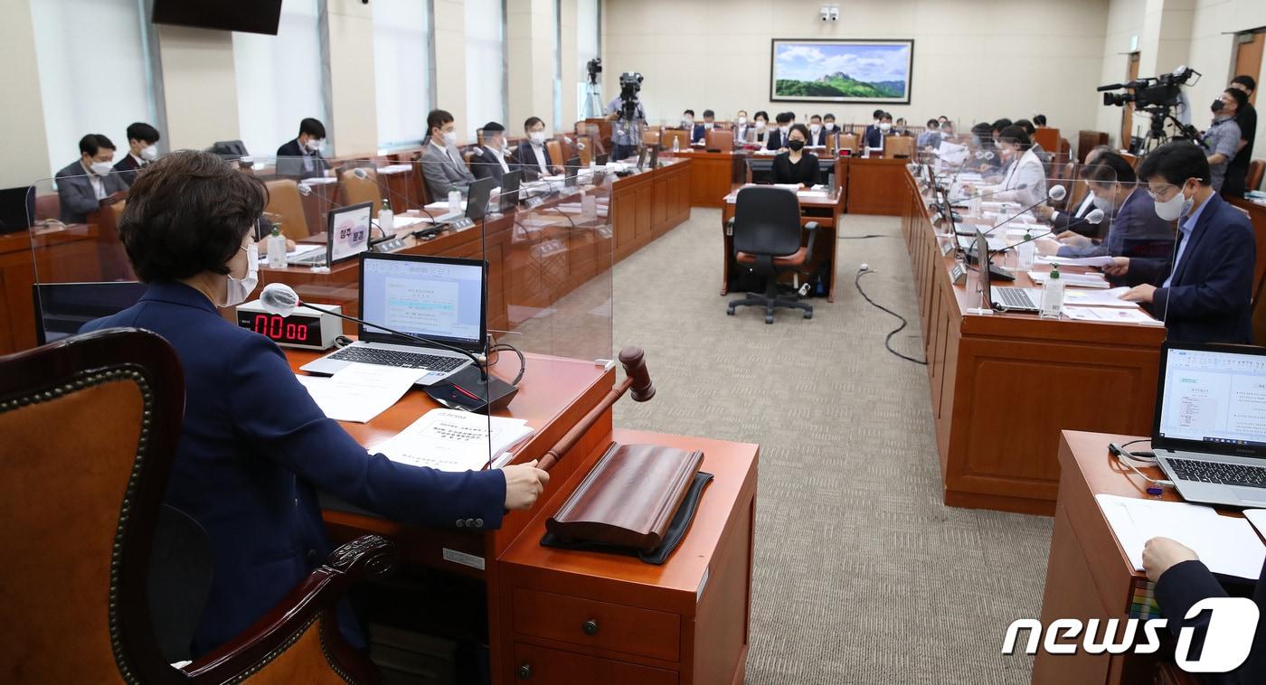 본문 이미지 - 14일 서울 여의도 국회에서 열린 환경노동위원회 전체회의에서 송옥주 위원장이 의사봉을 두드리고 있다. 2021.7.14/뉴스1 ⓒ News1 이동해 기자
