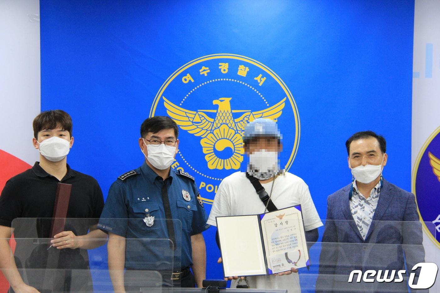 본문 이미지 - 치매노인 발견 제보한 시민에게 감사장 수여.(여수경찰서 제공)/뉴스1 ⓒ News1 