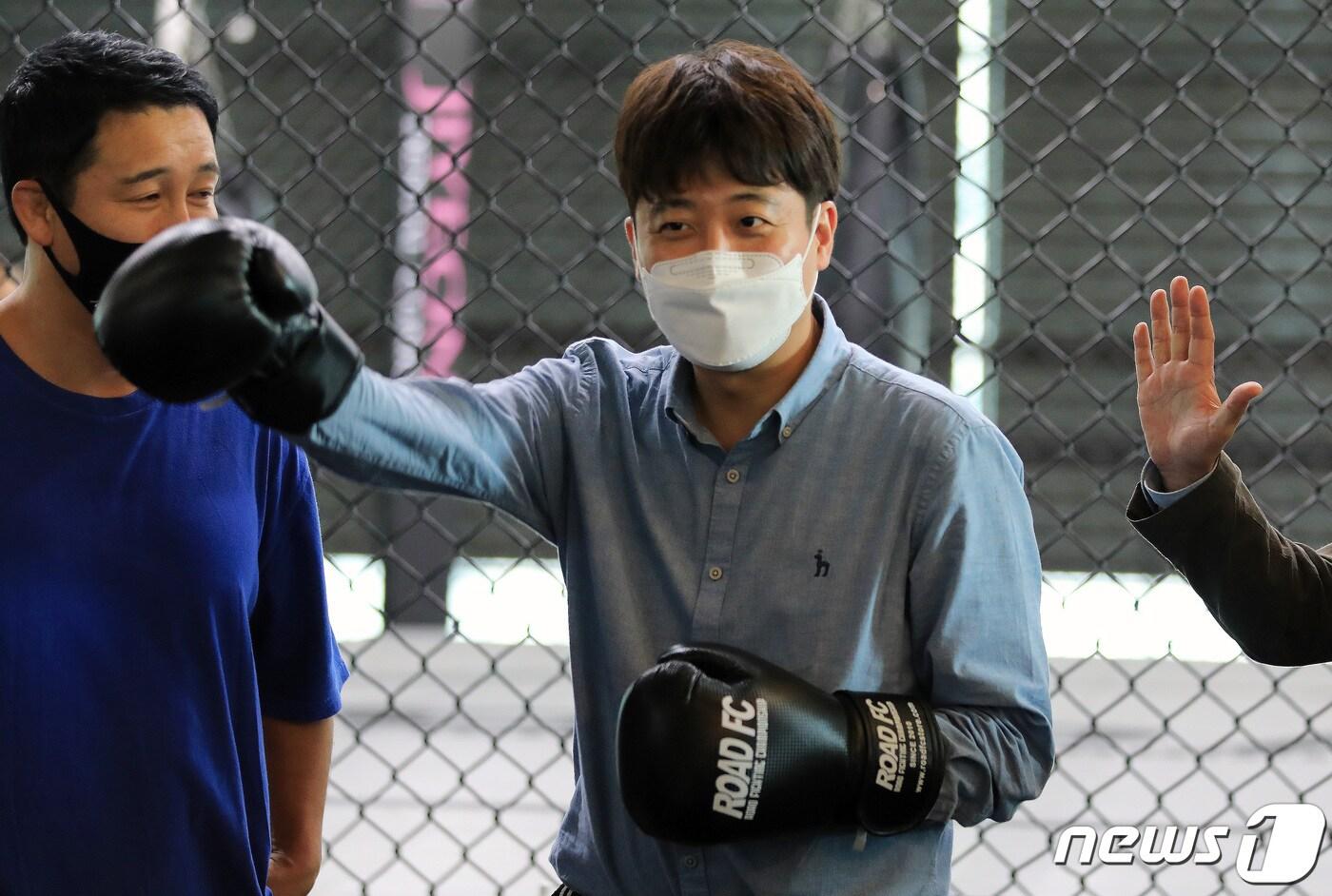 이준석 국민의힘 대표가 14일 오후 강원도 원주시 로드짐 강변점 체육관에서 열린 신종 코로나바이러스 감염증(코로나19) 피해 대책 마련을 위한 실내체육인들과의 간담회에서 로드FC 글러브를 손에 끼우고 포즈를 취하고 있다. 2021.7.14/뉴스1 ⓒ News1 구윤성 기자